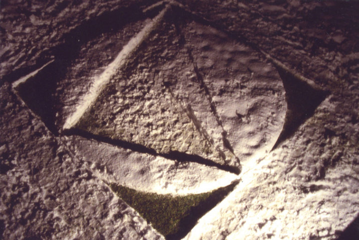 Luogo Immateriale III Archetipo (Piani Terrestri), neve, erba, diagonale 600 cm, 2005