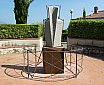 Luogo per Torri, pietra serena di Firenzuola, acciao corten, colori a forno, cemento h. totale 275 cm, Collocazione Permanente Torri, Rignano sull&rsquo;Arno (Firenze) 2012 - Simposi in marmo e pietra, Eventi con sculture e Installazioni permanenti
